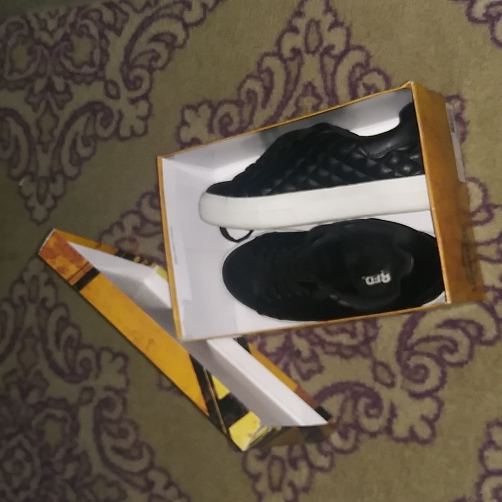 Tennis shoes